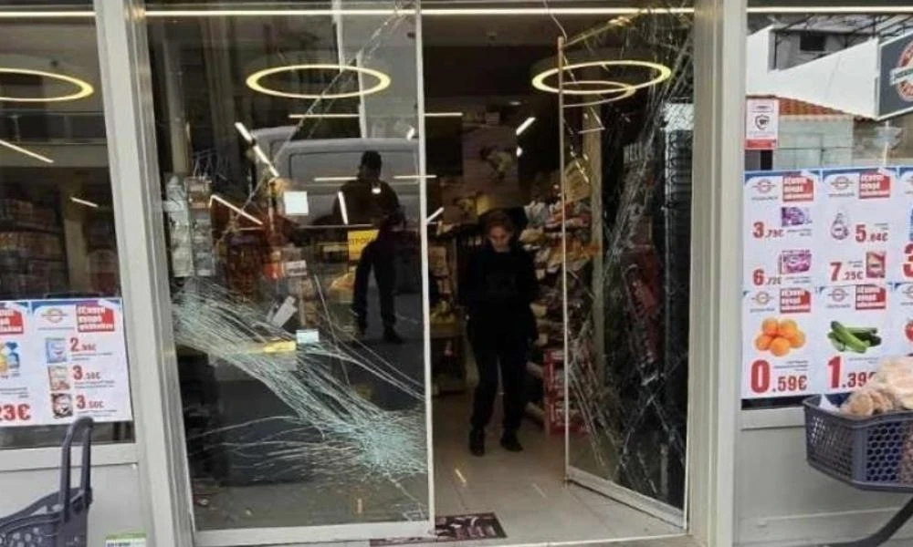 Άγνωστος «μπούκαρε» σε σούπερ μάρκετ του Ρεθύμνου με κλεμμένο όχημα - Έσπασε τζαμαρία και έφυγε